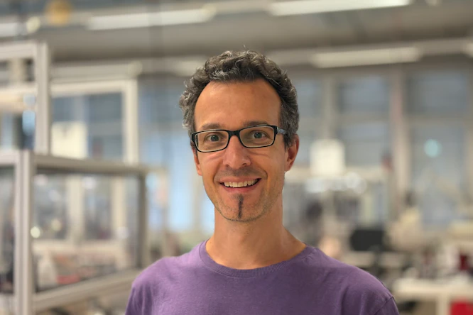 Nik, Expert Electronic Engineer / Coach